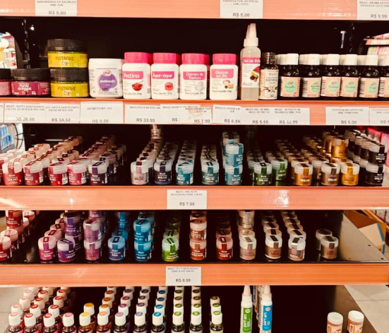 Vigilância Sanitária de Santa Cruz do Rio Pardo alerta sobre uso correto de glitter na confeitaria