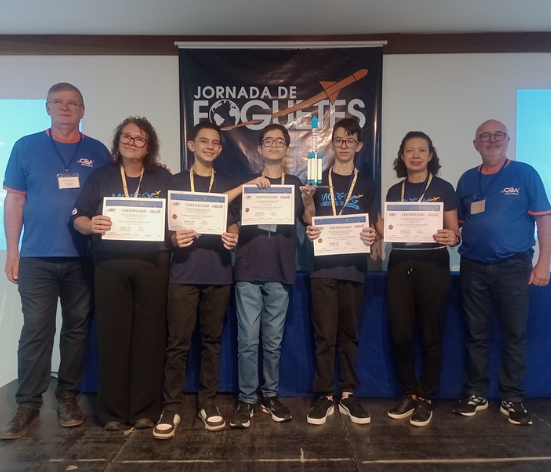 Alunos de Santa Cruz do Rio Pardo conquistam medalha de ouro em competição nacional de lançamento de foguetes