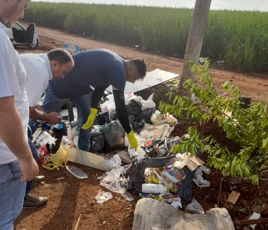 Prefeitura multa empresa por descarte irregular de lixo