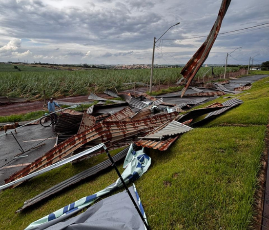 CHUVA CAUSA QUEDA DE ÁRVORES E DANOS EM SANTA CRUZ DO RIO PARDO