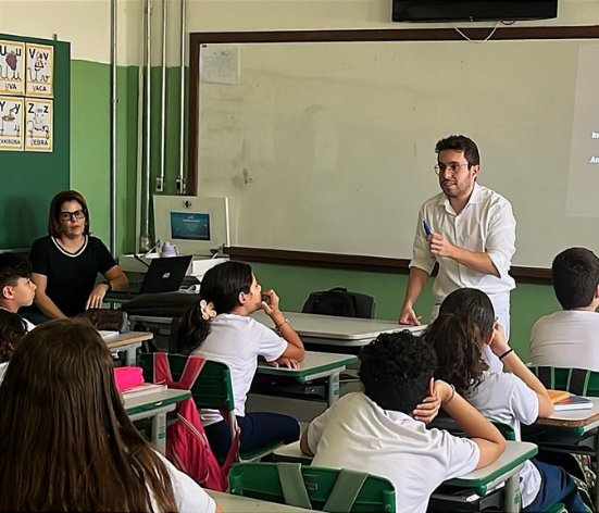 Alunos da Escola Tomás Ortega participam de palestra sobre saúde mental