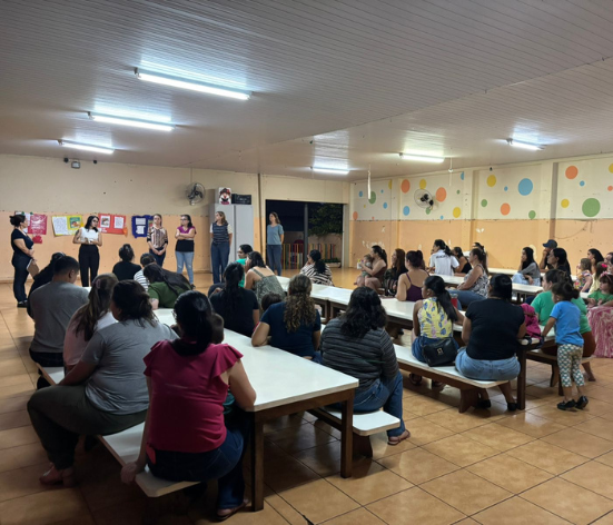 Reuniões de pais em escolas municipais abordam importância da vacinação infantil